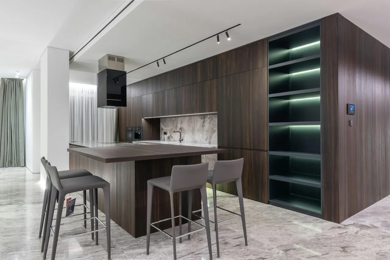 Cuisine contemporaine avec îlot central, façades en bois sombre et plan de travail en marbre