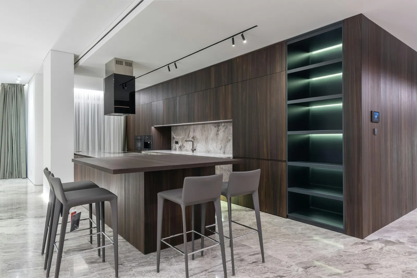 Cuisine contemporaine avec îlot central, façades en bois sombre et plan de travail en marbre